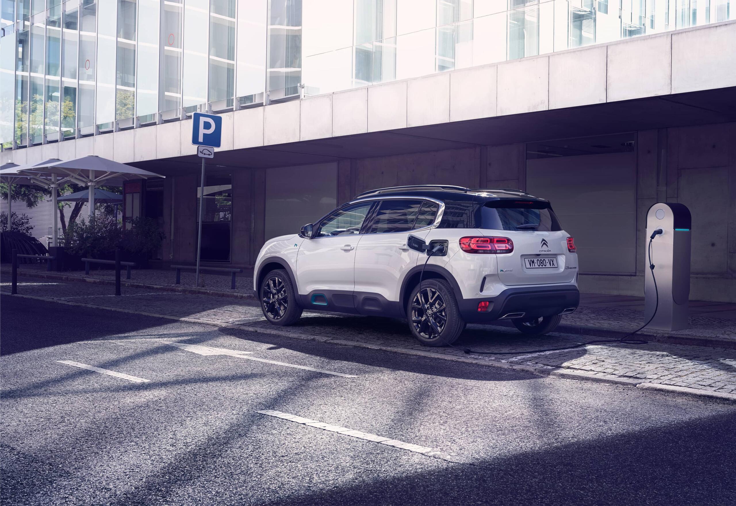 C5 Aircross Hybrid charging at public charging station