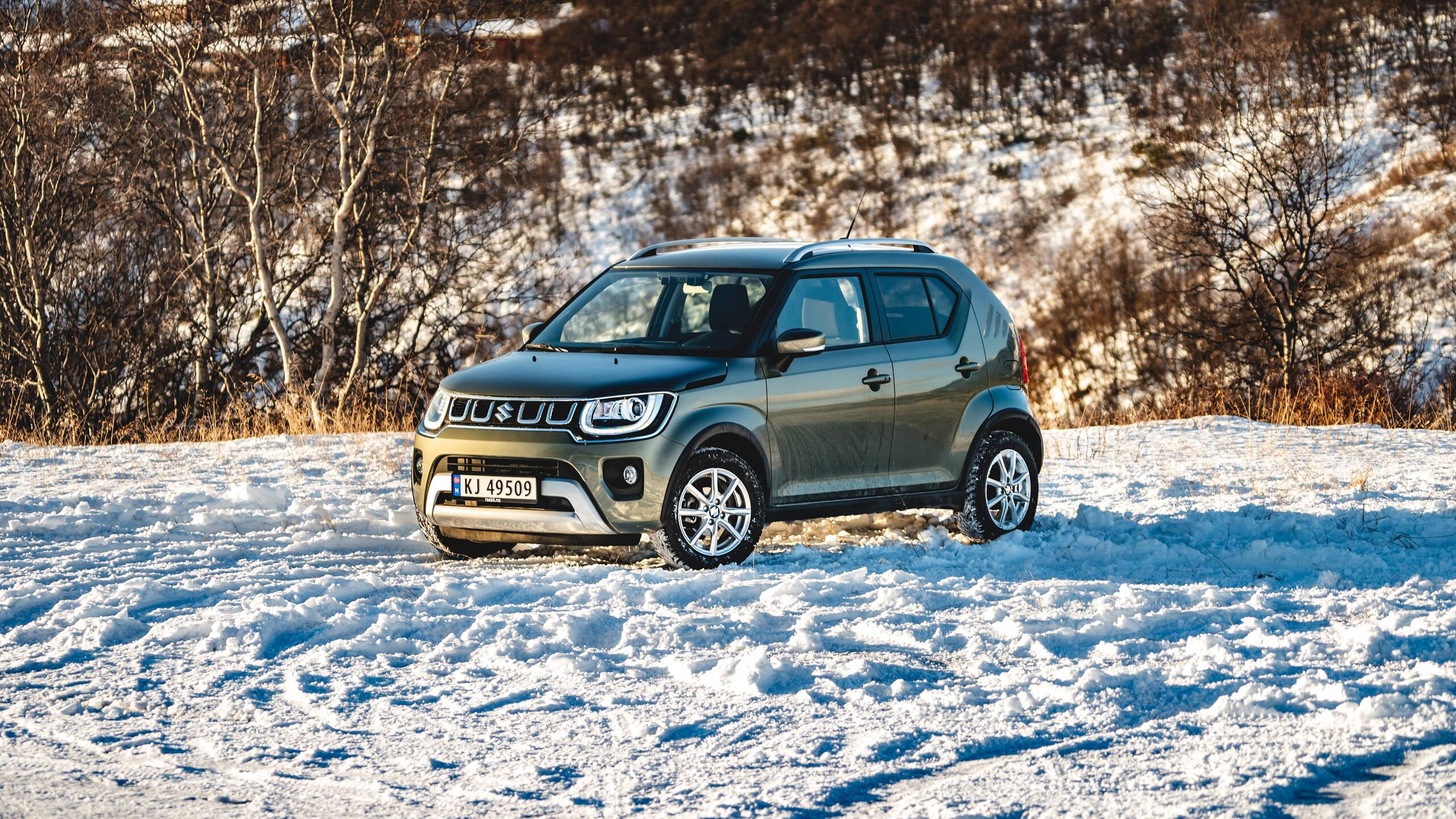 Suzuki Ignis Offroad 4x4 stående på snødekt vei i vinterlandskap