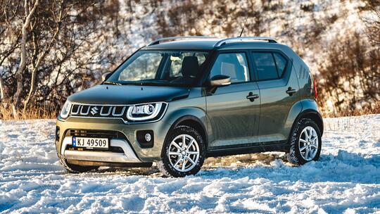 Suzuki Ignis Offroad 4x4 stående på snødekt vei i vinterlandskap